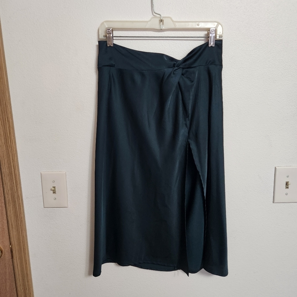 Forever‎ 21 hunter green satin skirt size medium